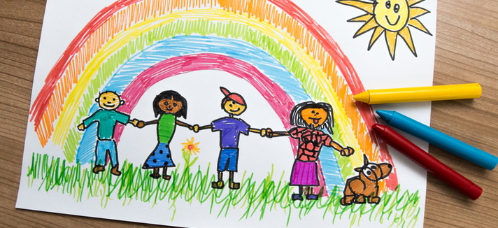 Kinderzeichnung: Kinder stehen unter einem Regenbogen ©fotolia.com